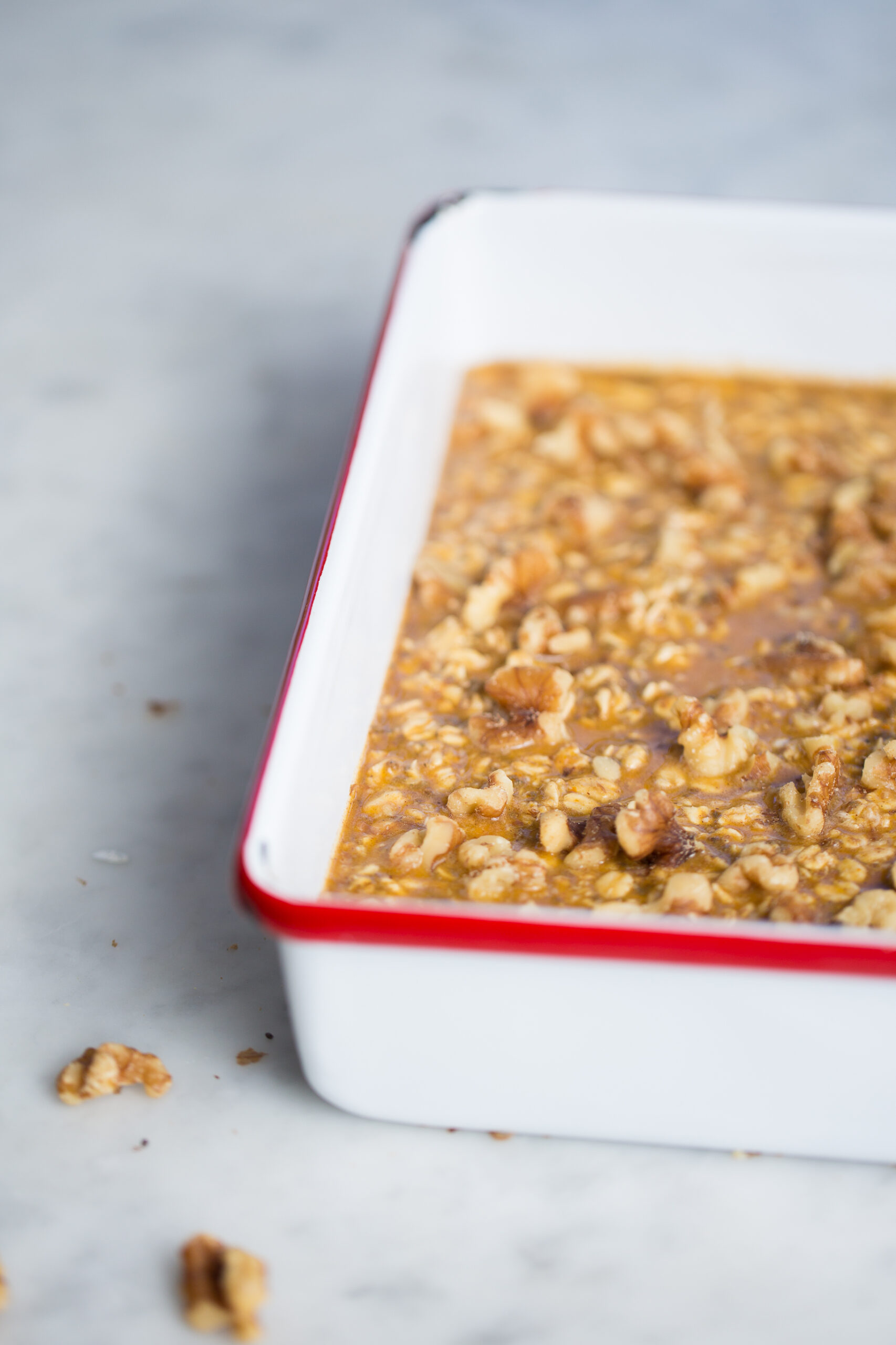 Avena al horno cruda en el molde para hornear.