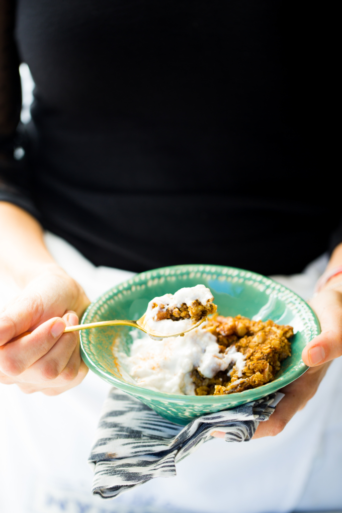 Avena al horno en plato con yogurt vegano