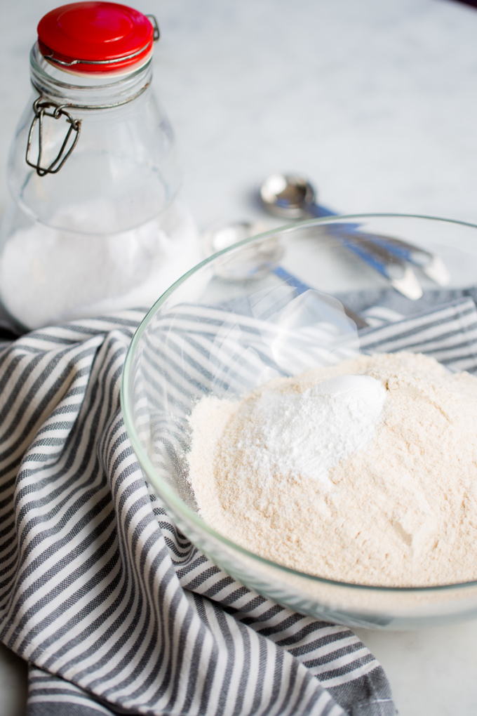 ingredientes para hacer biscuits veganos en tazón de vifrio