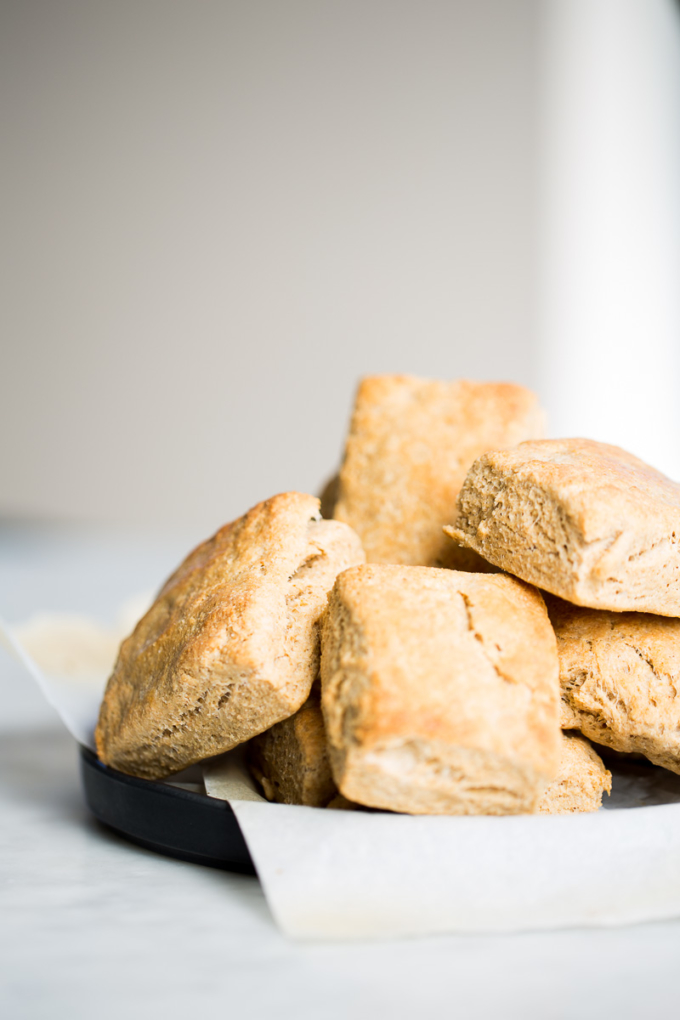 Biscuits recién hechos en un plat negro