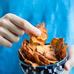 Chips sanas, veganas y fáciles de hacer de camote