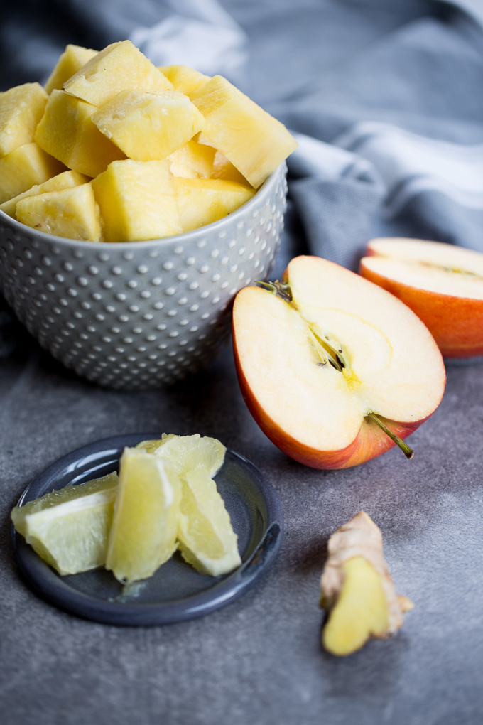 piña picada, manzana a la mitad, limón y jengibre 