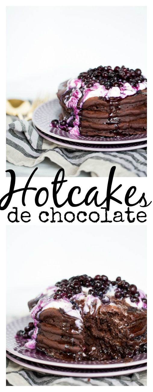 Receta de pancakes o hotcakes veganos de chocolate. Servidos con yogurt y moras azules. Fáciles deliciosos y veganos.