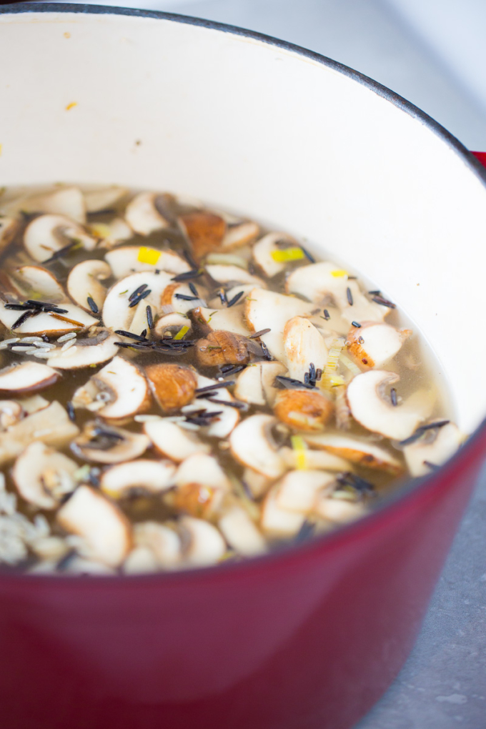 Sopa de arroz y champiñón con por en una olla de hierro forjado