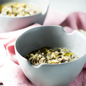 Receta de sopa de invierno hecha con poro, arroz y champiñones. Esta sopa vegana es perfecta para cualquier día frío.