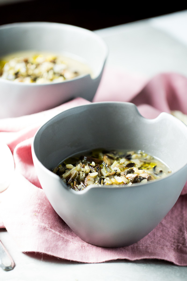 Receta de sopa de invierno hecha con poro, arroz y champiñones. Esta sopa vegana es perfecta para cualquier día frío.