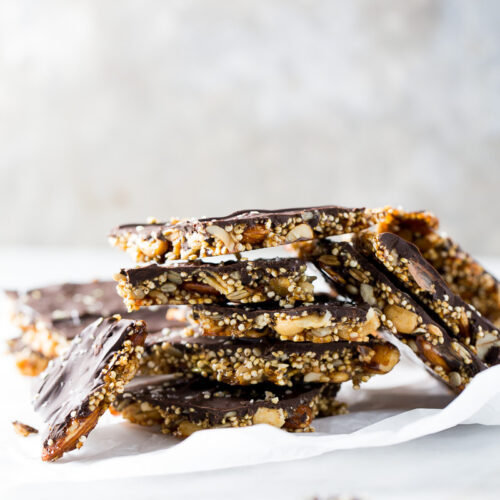 Receta de brittle de quinoa con nueces, semillas y chocolate obscuro., un dulce vegano delicioso.Vegan quinoa brittle.