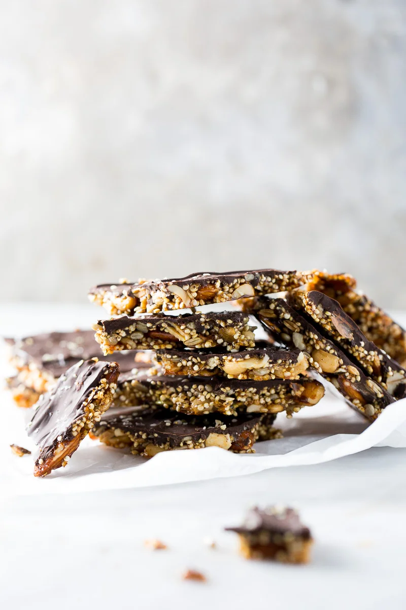 Brittle de quinoa, nueces, semillas y chocolate Brittle de quinoa, nueces, semillas y chocolate