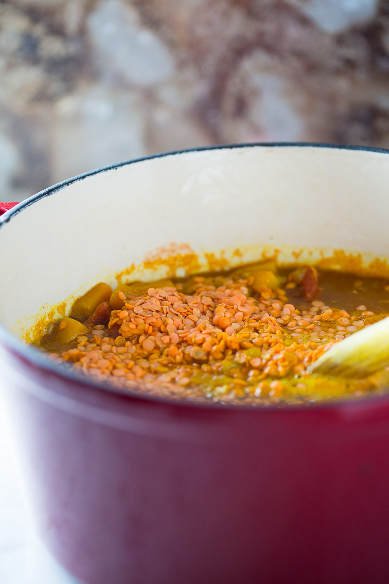 Sopa de lentejas rojas con curry y calabaza naranja