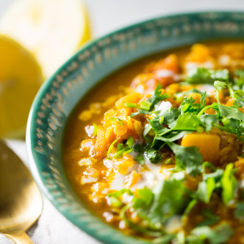 Sopa de lentejas rojas con curry y calabaza naranja