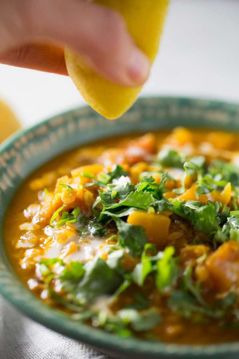 Sopa de lentejas rojas con curry y calabaza naranja