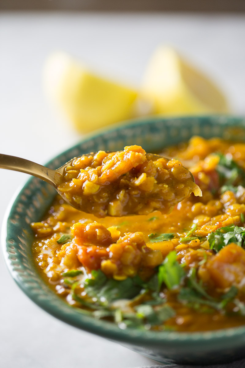 Sopa de lentejas rojas con curry y calabaza naranja