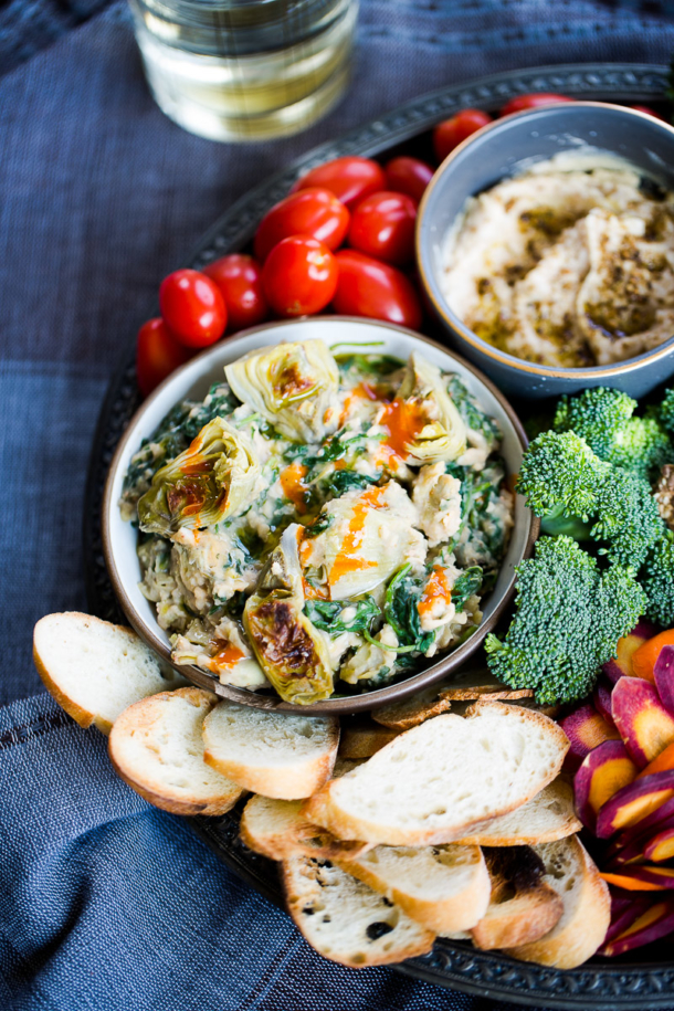 Dip de alcachofas y hojas verdes, vegan, vegano y perfecto para cualquier fiesta.