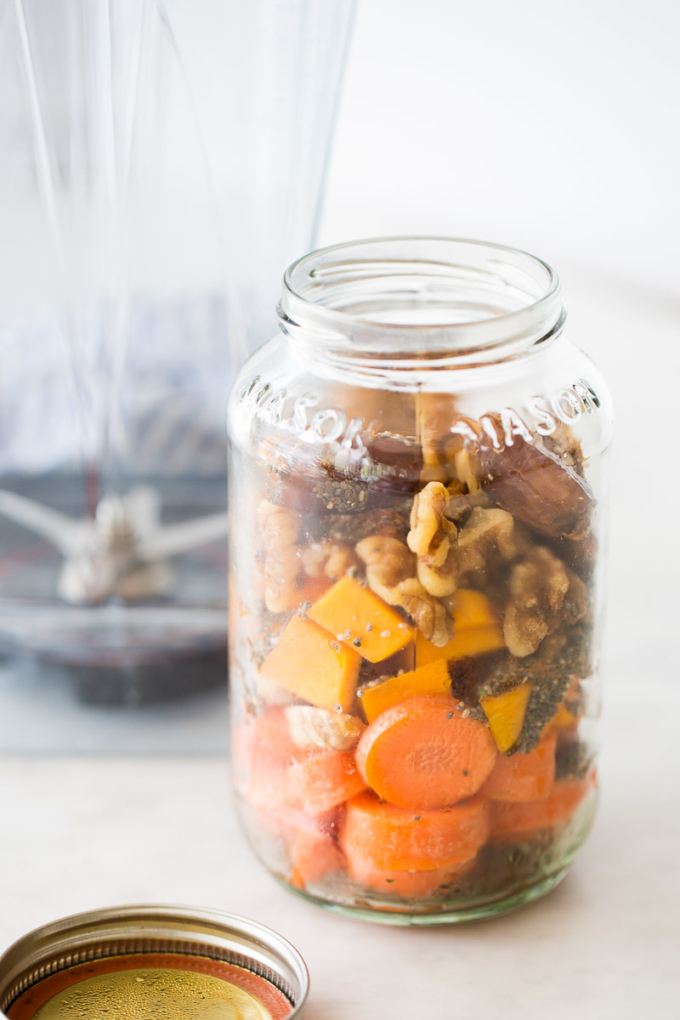 Frasco con ingredientes para hacer smoothie de zanahoria