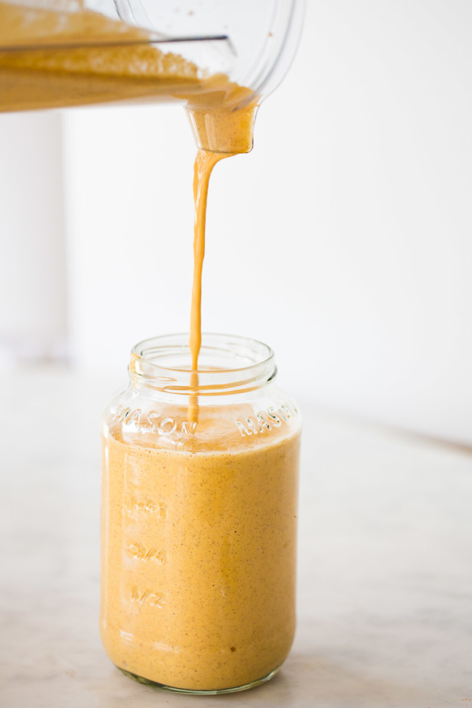 Smoothie naranja con sabor a pastel de zanahoria.