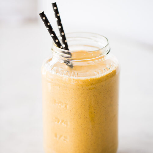 Smoothie naranja con sabor a pastel de zanahoria.