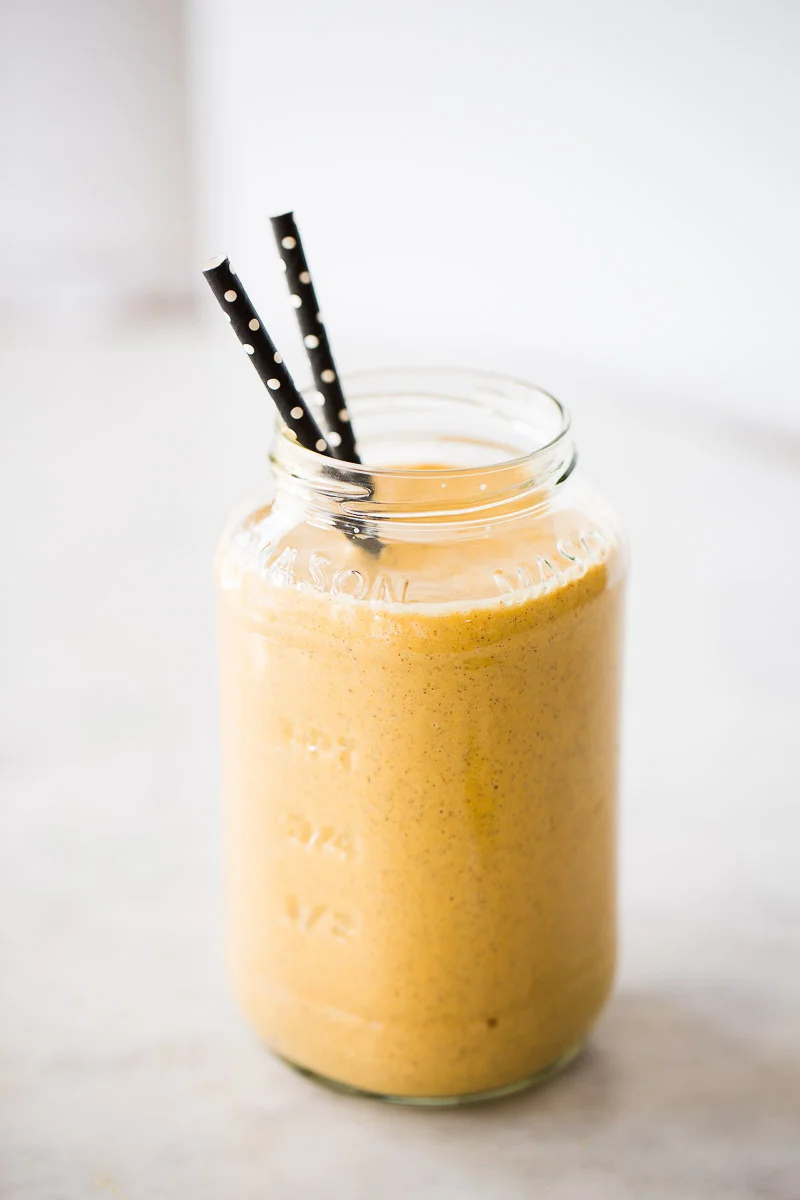 Smoothie naranja con sabor a pan de zanahoria