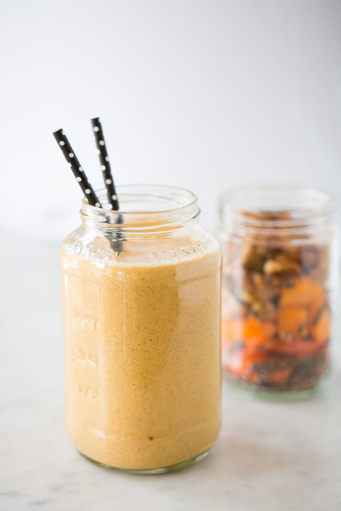 Smoothie naranja con sabor a pastel de zanahoria.