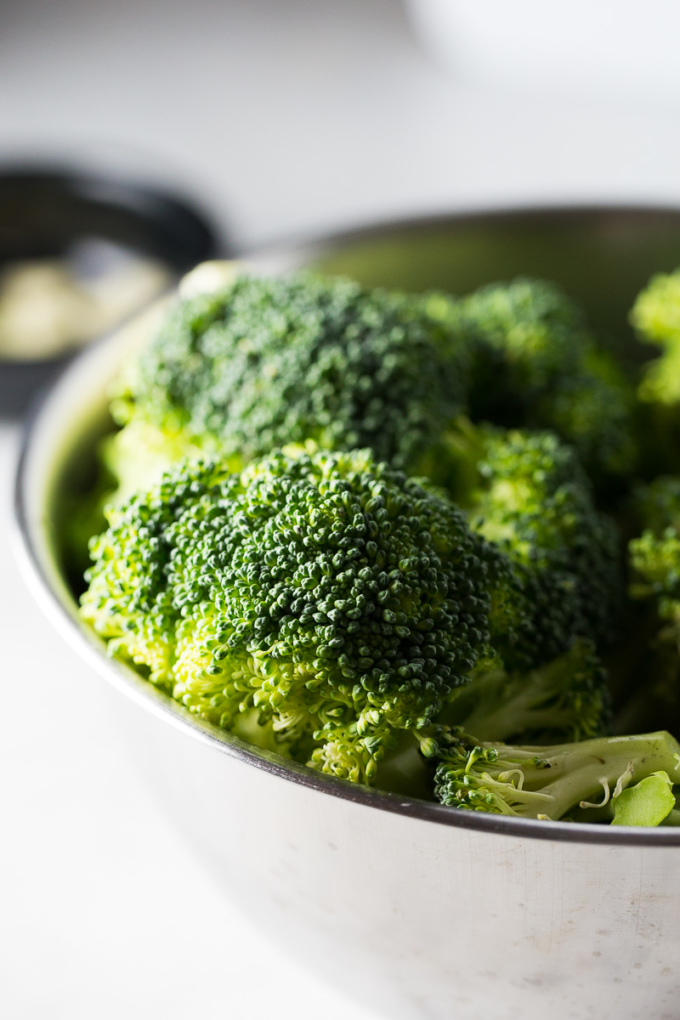 brocoli en una olla de acero inoxidable