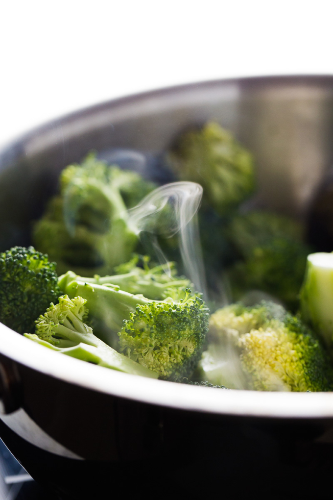 Brocoli cocido en una olla de acero inoxidable