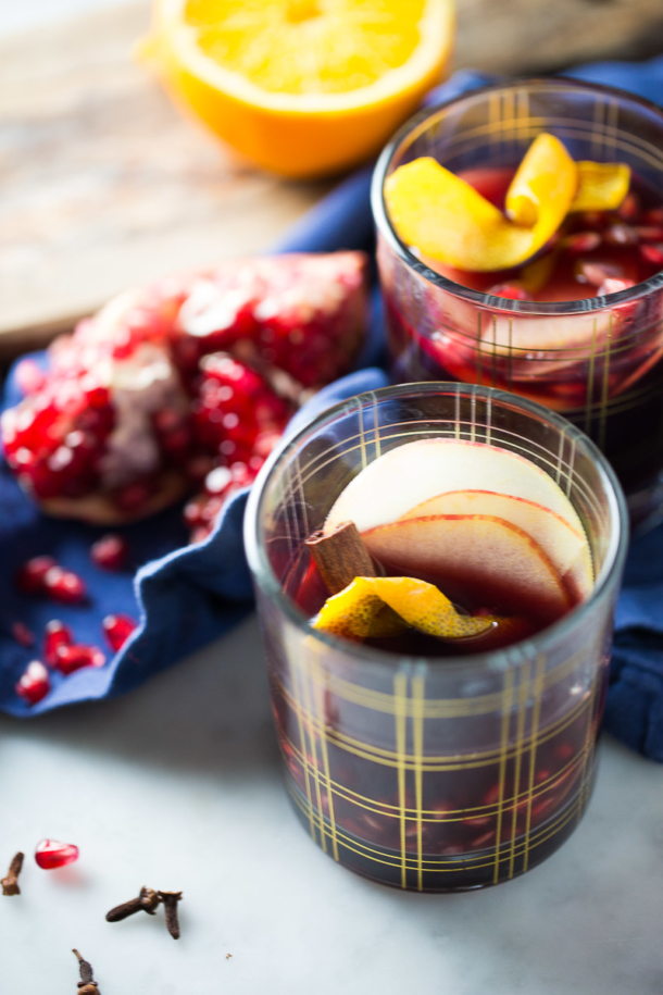 Receta de vino con especies, vino tinto con especies y jugo de manzana. Mulled wine
