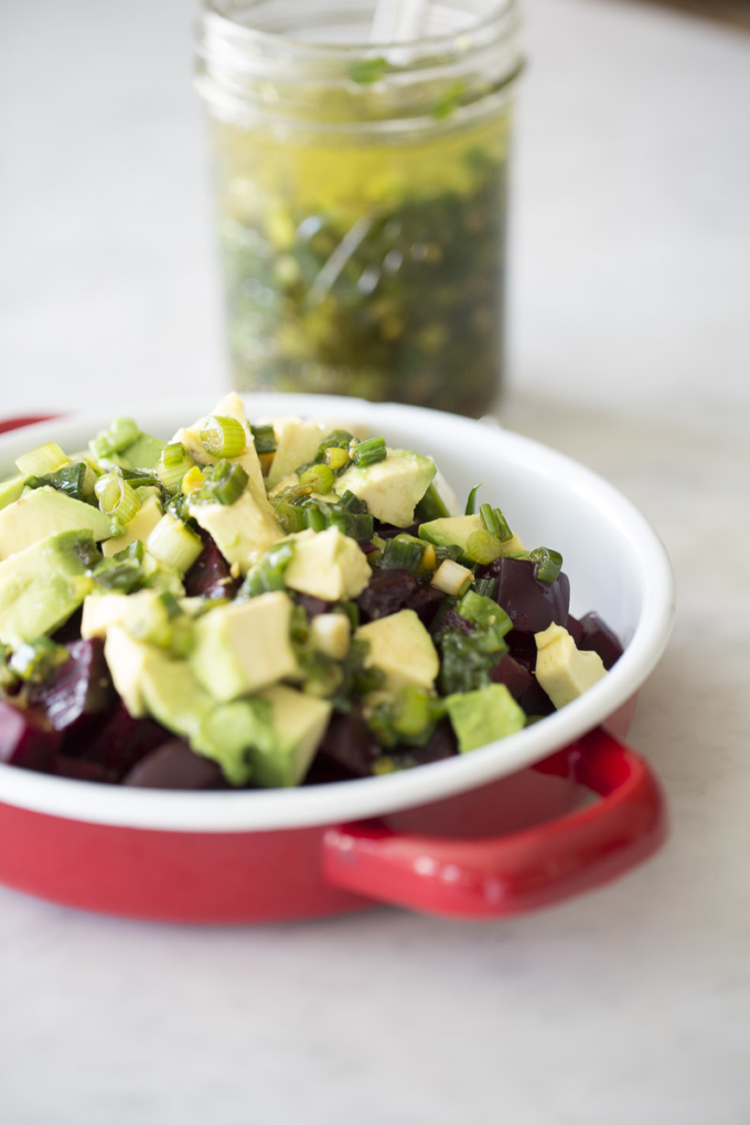 Receta de ensalada de betabel y aguacate con aderezo de cebollín