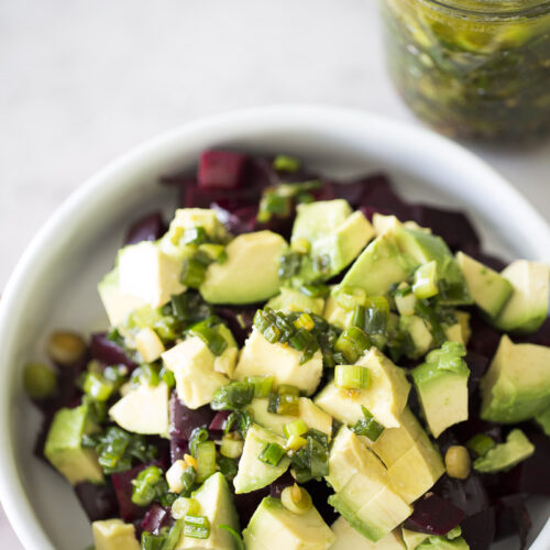 Receta de ensalada de betabel y aguacate con aderezo de cebollín