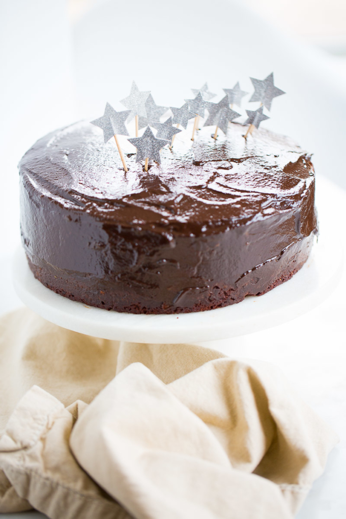 Pastel de chocolate vegano con estrellas de papel encima