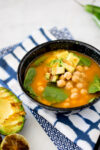 Sopa con garbanzos y espinaca vegana, fácil y rápida de hacer.