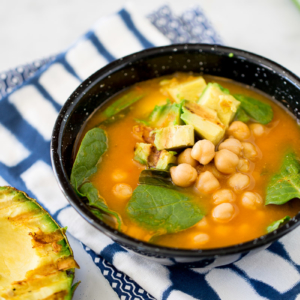 Sopa con garbanzos y espinaca vegana, fácil y rápida de hacer.