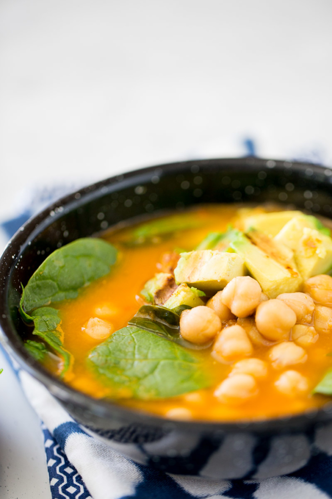 Sopa de garbanzo y espinaca vegana,