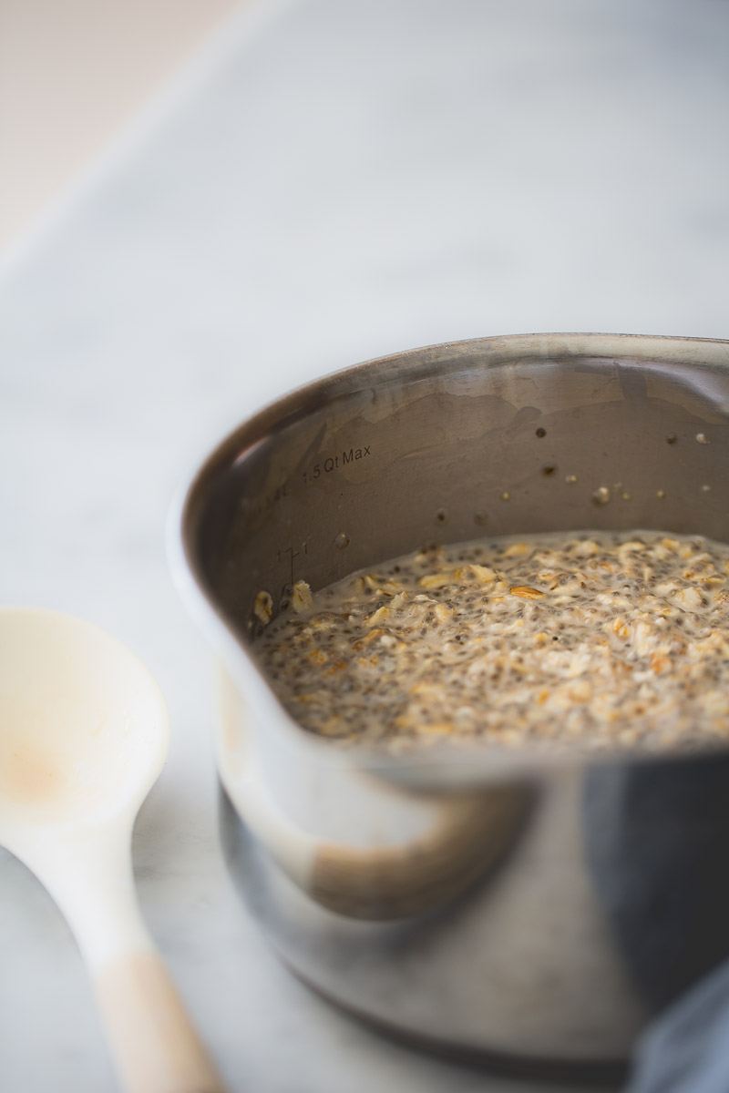 Receta de desayuno vegano perfecto y delicioso, avena con plátanos caramelizados.