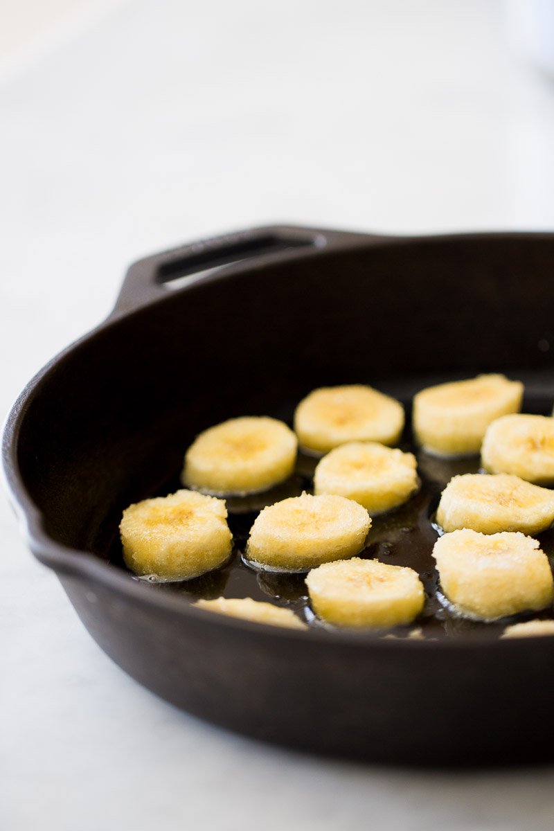 Receta de desayuno vegano perfecto y delicioso, avena con plátanos caramelizados.