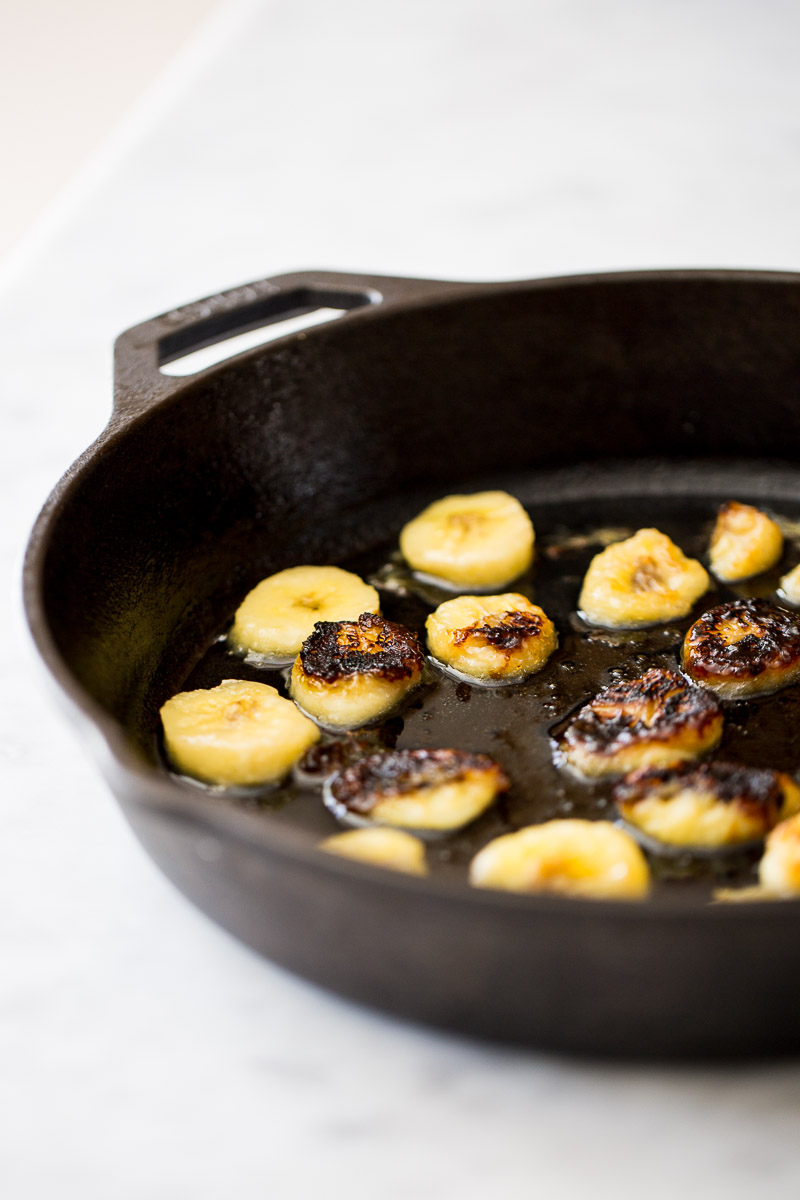 Receta de desayuno vegano perfecto y delicioso, avena con plátanos caramelizados.