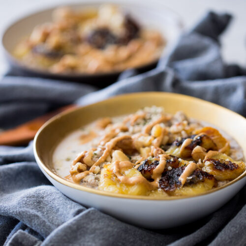 Receta de desayuno vegano perfecto y delicioso, avena con plátanos caramelizados.