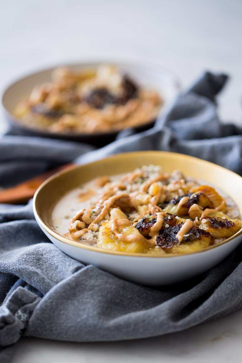 Receta de desayuno vegano perfecto y delicioso, avena con plátanos caramelizados.
