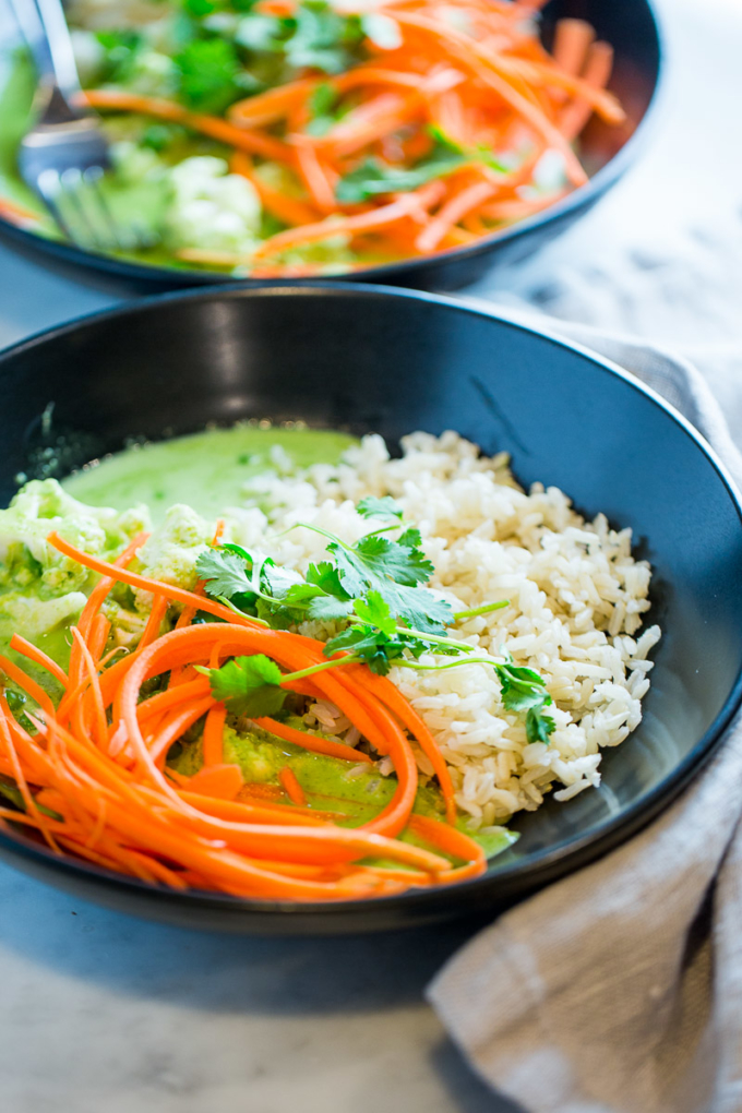 curry thai verde con zanahoria, coliflor y arroz