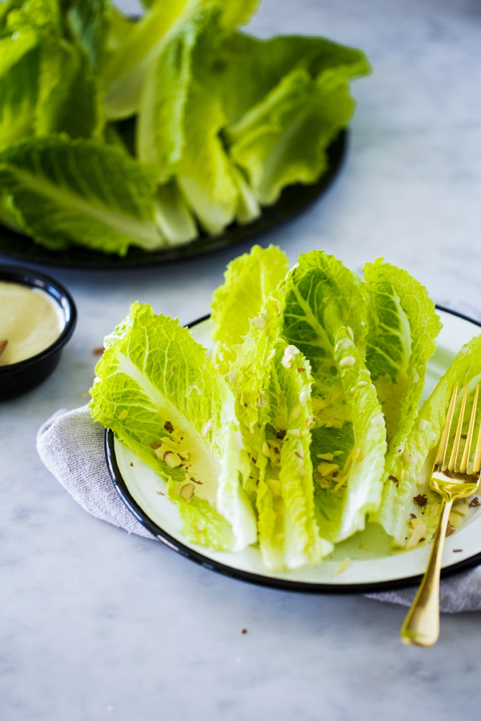 ensalada cesar con aderezo vegano y almendras fileteadas 