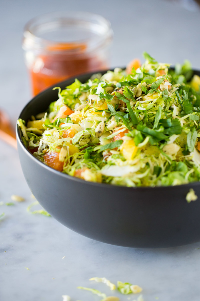 ensalada de colesde bruselas con toronja y aderezo de miel y chipotle