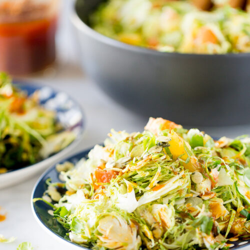 Receta de ensalada de colecitas de bruselas con aderezo de chipotle y maple.