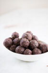 Four ingredient truffles: vegan, healthy and chocolatey.Trufas detox, receta perfecta con sólo cuatro ingredientes. Postre vegano y sano.