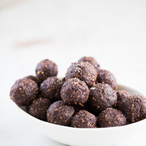 Four ingredient truffles: vegan, healthy and chocolatey.Trufas detox, receta perfecta con sólo cuatro ingredientes. Postre vegano y sano.
