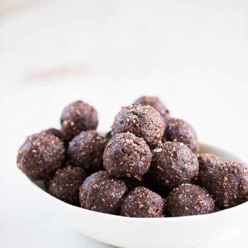 Four ingredient truffles: vegan, healthy and chocolatey.Trufas detox, receta perfecta con sólo cuatro ingredientes. Postre vegano y sano.