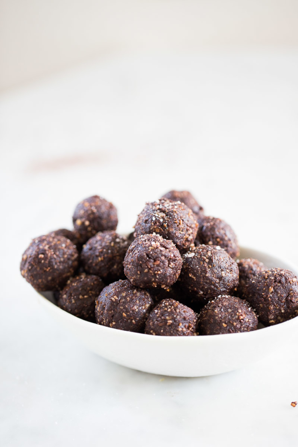 Four ingredient truffles: vegan, healthy and chocolatey.Trufas detox, receta perfecta con sólo cuatro ingredientes. Postre vegano y sano.