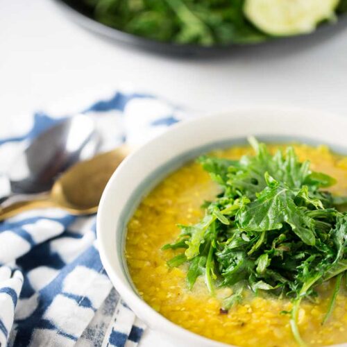 Receta de sopa de lentejas rojas con kale salteada, o cualquier otra hoja verde.