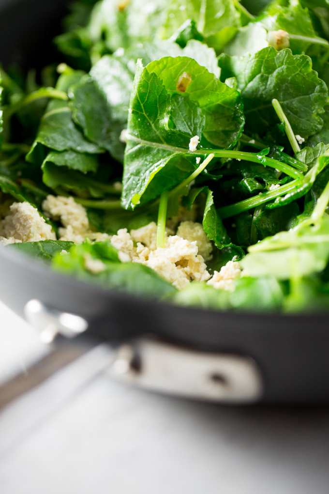 Mezcla de espinacas y kale con tofu en sartén