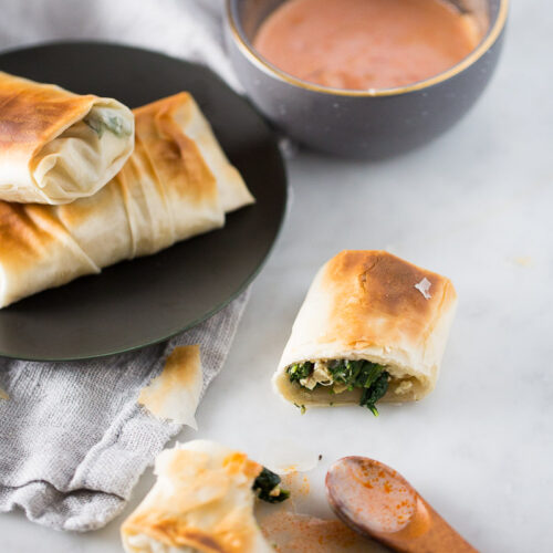 Spanakopita o rollitos de phyllo con hojas verdes