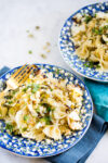 Pasta con coliflor y poro rostizada con aderezo de semillas de calabaza y limón. Receta vegana.