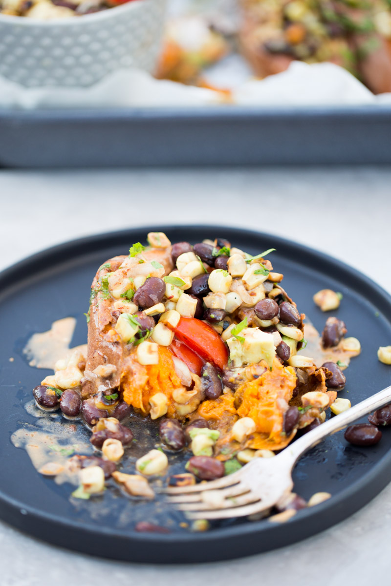 Deliciosa recta de camote relleno con ensalada de frijol negro, aguacate y elote.