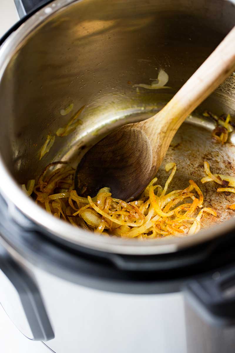 Receta de sopa de chícharo seco con hierbas frescas.